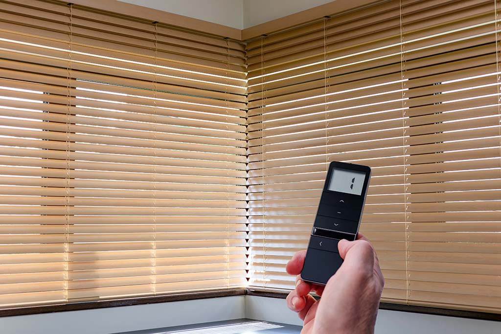 how motorized blinds work